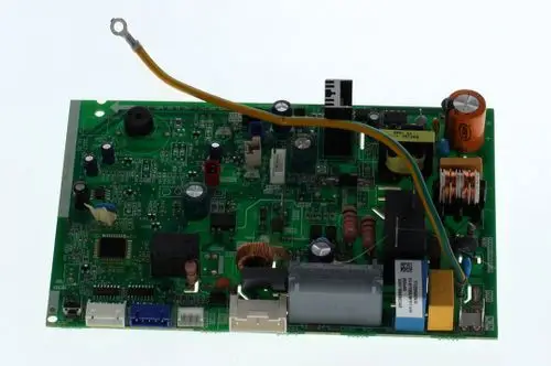 Leiterplatte von Bosch mit verschiedenen elektronischen Komponenten, darunter Widerstände, Kondensatoren und Anschlüsse, auf grünem PCB-Hintergrund.